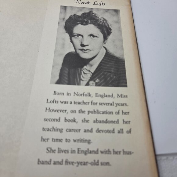 Vintage Book 1947 - Silver Nutmeg - by Norah Lofts - Picture 10 of 15